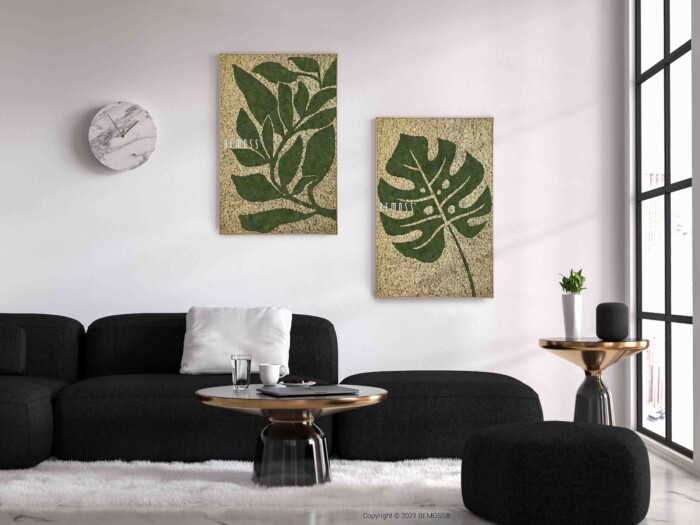 Salon moderne avec canapé noir, table basse ronde en verre et pouf noir sur un tapis clair. Deux œuvres d'art sur le thème des feuilles vertes sont accrochées sur un mur blanc au-dessus du canapé, complétées par Earth Rochoso. Une horloge ronde en marbre blanc et gris décore le mur et des baies vitrées laissent entrer la lumière naturelle.