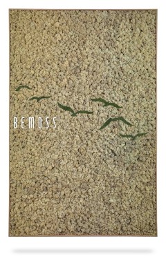 Un tapis rectangulaire texturé beige comportant le mot « Earth Meao » en lettres majuscules blanches disposées verticalement et un motif de formes ressemblant à des oiseaux verts en mouvement sur le tapis. Le design suggère un thème naturel ou environnemental, rappelant les murs végétaux.