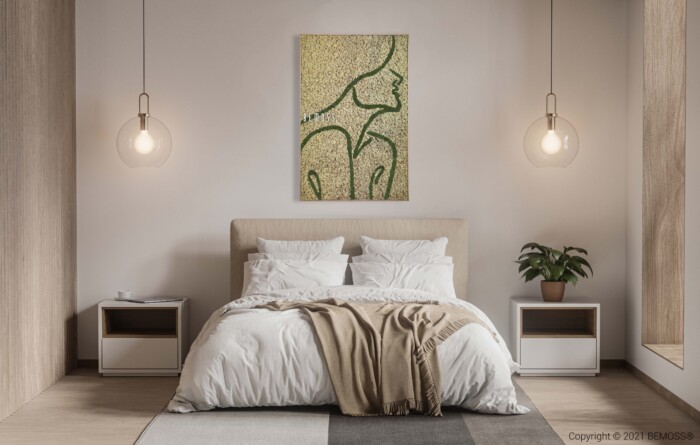 Chambre moderne avec un lit rembourré beige, une literie blanche et une couverture beige. Deux suspensions sont suspendues de chaque côté. Une peinture au trait minimaliste est centrée au-dessus du lit. Deux tables de nuit avec rangements et une plante en pot ornent l'espace, accentué par Earth Joao. Tapis beige au sol.