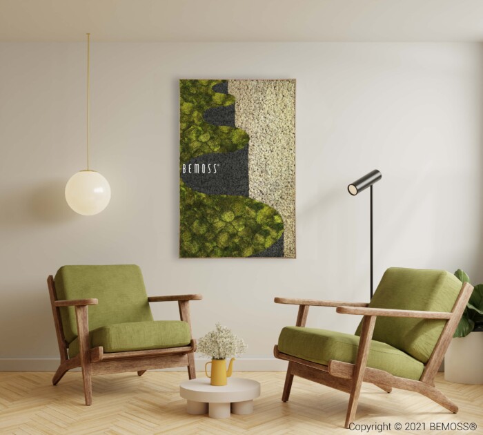 Un espace de vie confortable comprend deux fauteuils verts avec des cadres en bois, une table basse ronde blanche et un lampadaire moderne. Un Earth Garcia est accroché au mur de couleur claire à côté d'une lampe sphérique suspendue. L'espace a une esthétique minimaliste et naturelle.