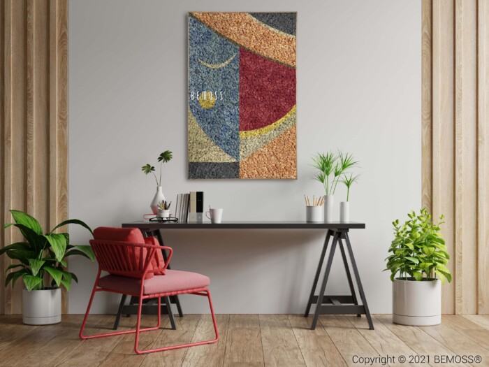 Un bureau à domicile moderne et minimaliste avec un bureau en bois sombre et une chaise rouge. Le bureau contient quelques livres, plantes et papeterie. Derrière le bureau se trouve une grande tenture murale Abstract Machio colorée présentant des motifs abstraits. Il y a des murs végétaux de chaque côté du bureau.