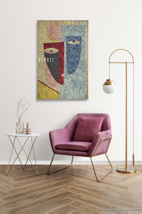 Un coin salon élégant comprend un fauteuil rembourré violet, une table d'appoint blanche avec des pieds dorés et un lampadaire doré avec un abat-jour globe blanc. Au-dessus de la chaise est suspendue une œuvre d’art abstraite de Rochoso présentant deux visages colorés qui se chevauchent.