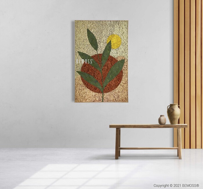 Une pièce minimaliste comprend une table en bois avec deux vases, un grand et un petit. Au mur est accroché Abstract Oveja représentant une plante aux feuilles vertes, une base rouge et un soleil jaune. Le sol et les murs sont blancs avec des murs végétaux ajoutant une touche nature à l'espace.