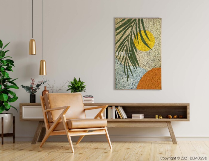 Un salon moderne avec un parquet en bois clair, comprenant un fauteuil en cuir beige, une table basse rectangulaire en bois et un Abstract Vidual mural avec des formes abstraites et des feuilles de palmier. La pièce présente également des plantes d'intérieur, des murs végétaux, une étagère basse avec des livres et des suspensions dorées.