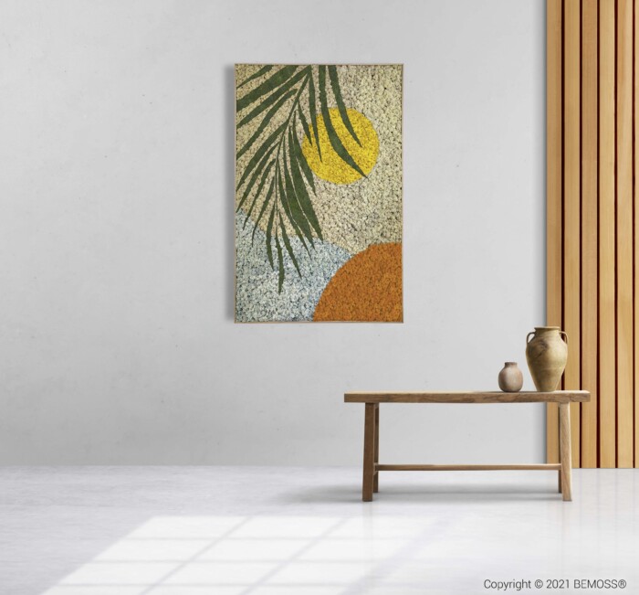 Une chambre minimaliste avec une grande œuvre d'art murale abstraite présentant un motif de feuilles de palmier, un soleil jaune et des formes incurvées orange et grises. Contre un mur blanc uni orné d'un Abstract Vidual, se trouve un simple banc en bois contenant deux vases en céramique et un petit bol.