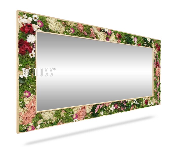 Un grand miroir rectangulaire avec un cadre orné d'une variété de fleurs naturelles et de verdure dans des tons de blanc, rouge, rose et vert. Le cadre luxuriant ajoute une touche botanique rappelant les murs végétaux au miroir. Le nom de la marque « BEMOSS » est subtilement affiché sur le côté gauche.