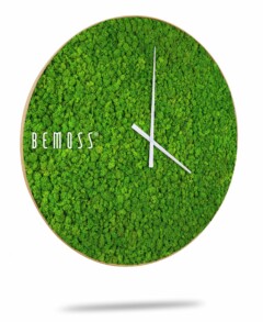 Une horloge murale ronde avec un cadran recouvert de mousse verte et des aiguilles des heures et des minutes blanches minimalistes. Le mot « BEMOSS » est imprimé en blanc sur le côté gauche du cadran de l'horloge. Une ombre subtile est projetée sous cette élégante pièce inspirée de l’Horloge de mousse en mousse de RENNE.