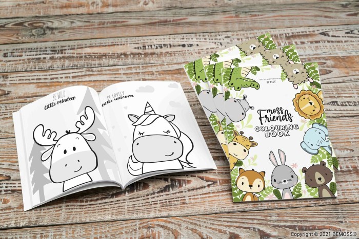 Deux livres de coloriage « Mossy Friends » sont posés sur une surface en bois. L’une est ouverte et affiche des pages avec de jolies illustrations d’animaux : un renne et une licorne. L'autre livre est fermé, présentant une couverture vibrante avec divers personnages animaux mignons entourant le titre, rappelant des murs végétaux enchanteurs.