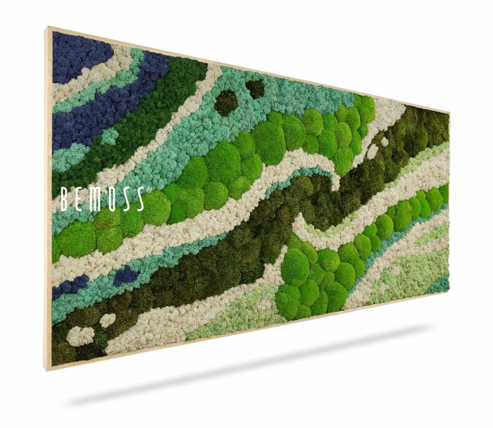 Une œuvre d'art murale rectangulaire présentant un arrangement créatif de mousse préservée dans diverses nuances de vert, de bleu et de blanc, créant un motif abstrait inspiré de la nature. La pièce est encadrée dans une bordure en bois clair et porte l'inscription « BEMOSS » sur le côté. Ce Tableau de mousse unique BEMOSS® ORTHO SWIRL ajoute une touche de nature à n'importe quel espace.