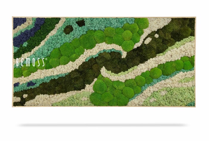 Un Tableau de mousse rectangulaire BEMOSS® ORTHO SWIRL présentant un arrangement de mousse préservée dans différentes nuances de vert, de bleu et de blanc, formant des motifs organiques ondulés. Le nom de la marque « BEMOSS® » est affiché sur le côté gauche de la pièce. L’œuvre est placée sur un fond blanc uni.