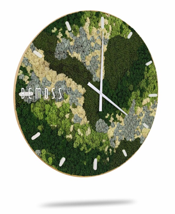 Une horloge murale ronde présentant un design distinctif avec diverses nuances de mousse verte et blanche, créant un motif texturé et naturel. Les aiguilles de l'horloge sont blanches avec un style minimaliste. Le mot « BEMOSS » est affiché bien en évidence sur le côté gauche du cadran de l'horloge, soulignant son attrait écologique en mousse. Il s'agit de l'Horloge de mousse BEMOSS® ORTHO SPRING avec cadran.