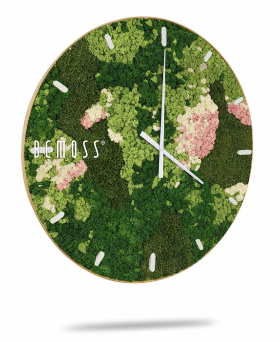 Une horloge murale ronde au design unique avec un fond composé de différentes nuances de vert, de rose clair et de mousse blanche. L'horloge a de fines aiguilles blanches et des index minimalistes. Le mot «Horloge de mousse BEMOSS® ORTHO SPRING avec cadran» est imprimé sur le côté gauche, ce qui en fait un exemple élégant du savoir-faire des murs en mousse.