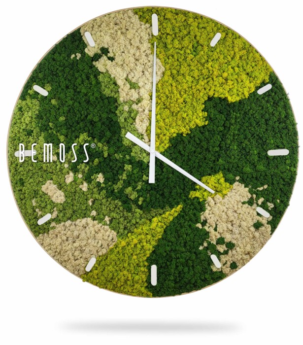 Une Horloge de mousse BEMOSS® ORTHO SPRING avec cadran au design inspiré de la nature avec un mélange de mousse verte, jaune et beige disposée dans un motif camouflage. L'horloge a des aiguilles blanches des heures et des minutes sans chiffres, et le nom de la marque « BEMOSS » est affiché sur le côté gauche du cadran. Cette pièce sert également d’élégant tableau de mousse.