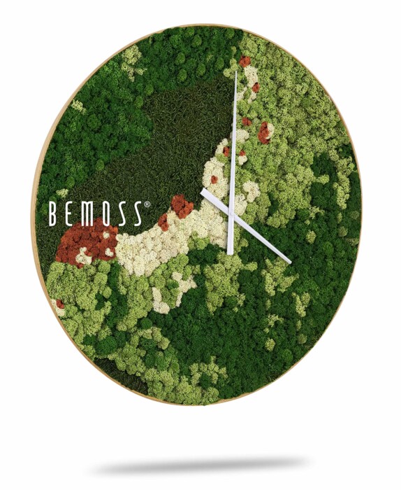 Une horloge murale ronde avec un design présentant diverses nuances de mousse verte, des taches blanches et quelques accents brun rougeâtre. Le mot « Horloge de mousse BEMOSS® ORTHO SPRING » est imprimé sur le côté gauche près du bord. L'horloge a de simples aiguilles blanches et aucun chiffre, rappelant un tableau de mousse naturel.