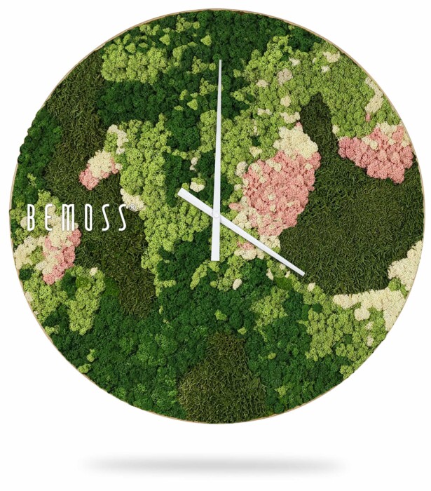 Cette Horloge de mousse BEMOSS® ORTHO SPRING, conçue par BEMOSS, présente une texture semblable à de la mousse verte avec différentes nuances de vert et des taches de blanc rosé. Ses simples aiguilles blanches des heures et des minutes se détachent sur le fond vibrant. Parfait pour ceux qui apprécient la décoration murs en mousse.