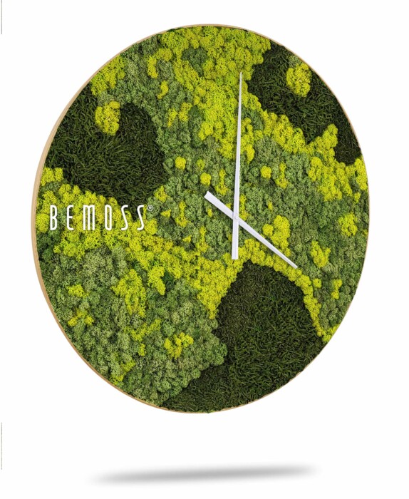 Une horloge murale circulaire présentant un motif de mousse verte et jaune en arrière-plan, avec d'élégantes aiguilles blanches des heures et des minutes. Le mot « Horloge de mousse BEMOSS® ORTHO LIME » est imprimé en blanc sur le côté gauche du cadran de l'horloge. Cette horloge a une esthétique moderne et naturaliste, inspirée des murs en mousse pour une touche de nature à l'intérieur.