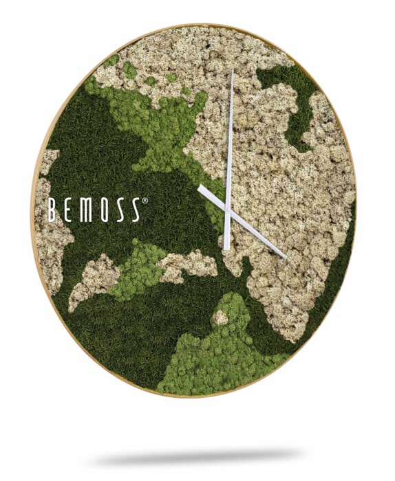 Une horloge ronde avec une texture de mousse verte et beige ressemblant à une carte du monde sur le cadran. Il présente des aiguilles d'horloge blanches minimalistes et le mot « Horloge de mousse BEMOSS® ORTHO NATURAL » sur le côté gauche. L'horloge projette une ombre subtile sur un fond blanc uni, complétant n'importe quel espace avec son aspect naturel de tableau de mousse.