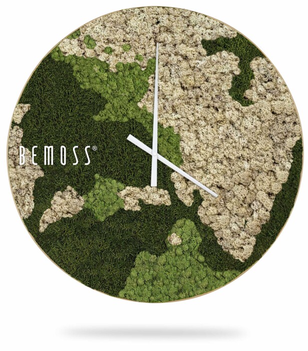 Une horloge murale ronde avec un cadran conçu pour ressembler à une carte topographique verte et blanche faite de mousse. L'horloge a des aiguilles des heures et des minutes blanches et le nom de la marque « Horloge de mousse BEMOSS® ORTHO NATURAL » est imprimé sur le côté gauche du cadran de l'horloge, évoquant un mélange unique d'art et de nature, semblable aux murs végétaux.