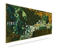 Une œuvre d'art murale rectangulaire de BEMOSS, ou « Tableau de mousse PLANTES Arce », présente un motif abstrait et luxuriant composé de diverses plantes et mousses préservées. L'œuvre d'art présente un mélange vibrant de teintes vertes, jaunes, bleues et blanches, créant un motif texturé inspiré de la nature.