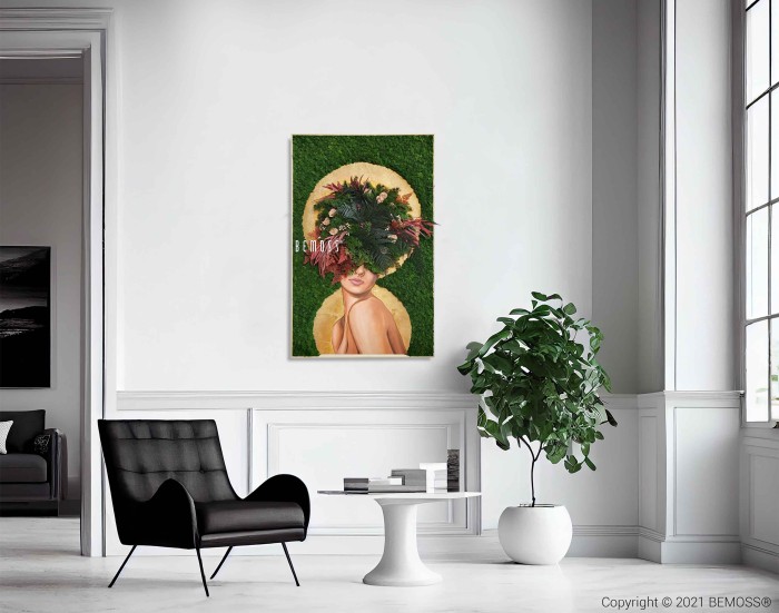 Un salon minimaliste comprend un fauteuil noir, une petite table ronde blanche et une plante en pot verte luxuriante. Sur les murs en mousse est accrochée une œuvre vibrante représentant une femme avec un bouquet sur la tête sur un fond vert auréolé de jaune : Femme ROUGE.