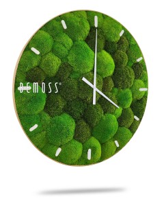 Une Horloge de mousse BOLMOSS Minerva avec cadran avec un motif de mousse verte luxuriante sur son cadran. L'horloge comporte des aiguilles blanches simples des heures et des minutes et des index blancs. Le nom de la marque « BEMOSS » est imprimé sur le côté gauche du tableau de mousse unique de l'horloge.