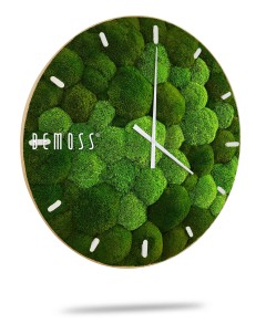 Une Horloge de mousse BOLMOSS Minerva avec cadran à cadran rond recouvert de mousse verte, comportant des index blancs et deux aiguilles blanches. Le nom de la marque « BEMOSS » est imprimé sur le côté gauche du cadran de l'horloge. La montre tableau de mousse apparaît sur un fond blanc avec une ombre subtile en dessous.