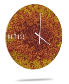 Cette image montre une horloge murale BEMOSS avec le nom de la marque fièrement affiché sur le cadran. Le cadran de l'horloge présente un motif artistique et terreux dans des tons de marron, rouge et jaune, rappelant un tableau de mousse. Les aiguilles blanches des heures et des minutes se détachent sur le design texturé.