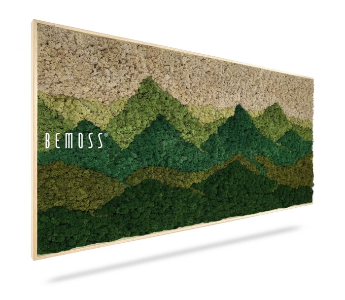 Un tableau de mousse mural magnifiquement encadré présente un paysage abstrait dans des tons de mousse verte, jaune et brune. La disposition ressemble à des collines ou des montagnes en couches. Le mot « BEMOSS » est élégamment imprimé sur le côté gauche de l’œuvre.