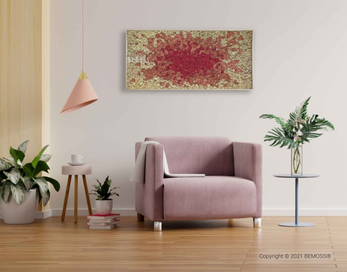 Un salon moderne comprend un fauteuil rose tendre, une table d'appoint avec un vase de plantes et un groupe de plantes dans le coin. Au-dessus du fauteuil se trouve une grande œuvre d’art murale abstraite rouge et beige. Une suspension est suspendue au plafond, complétée par des murs en mousse vibrants. La salle dégage une atmosphère calme et cosy.