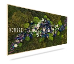 Une œuvre d'art murale verticale rectangulaire Tableau de mousse PLANTES Acebo (Kópia) présentant une combinaison luxuriante de mousse et de fleurs préservées dans des tons de vert, blanc, bleu et violet. L'arrangement est artistiquement placé sur un cadre en bois, créant une décoration vibrante et naturelle.