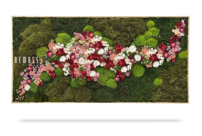 Une œuvre d'art rectangulaire présentant un fond de mousse verte luxuriante et un éventail vibrant et sinueux de diverses fleurs rouges, roses et blanches. Le mot « Tableau de mousse PLANTES Acebo BLUE » est visible sur le côté gauche de l'œuvre.