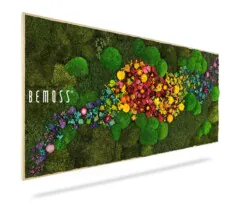 Une décoration murale rectangulaire verticale de BEMOSS® présente un design vibrant avec un mélange de fleurs colorées dans des tons de rouge, jaune, rose et violet, coulant selon un motif de vagues sur un fond vert luxuriant de Tableau de mousse PLANTES Acebo et de feuillage.