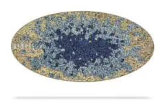 Un tapis texturé de forme ovale avec un motif ressemblant à un cratère dans différentes nuances de bleu et de beige. L'étiquette "BEMOSS" se trouve sur le côté gauche. Sur un fond blanc uni, le tapis semble flotter au-dessus de la surface, évoquant un mélange artistique similaire à l'esthétique des murs en mousse.